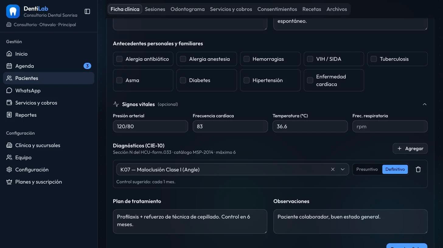 Sección de antecedentes médicos y constantes vitales en la ficha clínica de DentiLab
